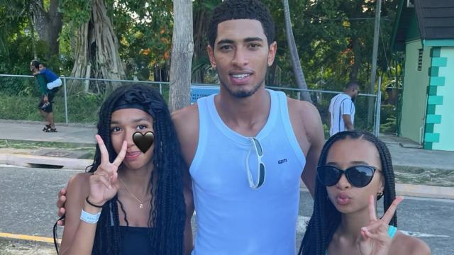 Jude Bellingham saluda a dos aficionadas.