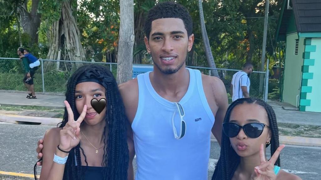 Jude Bellingham saluda a dos aficionadas.