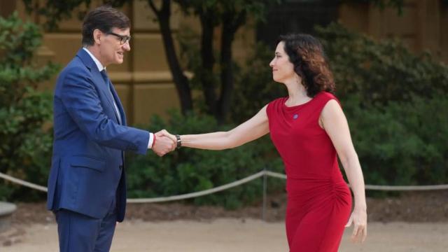 El distante saludo entre Salvador Illa e Isabel Díaz Ayuso, el pasado mes de junio en la Conferencia de Presidentes celebrada en Barcelona.