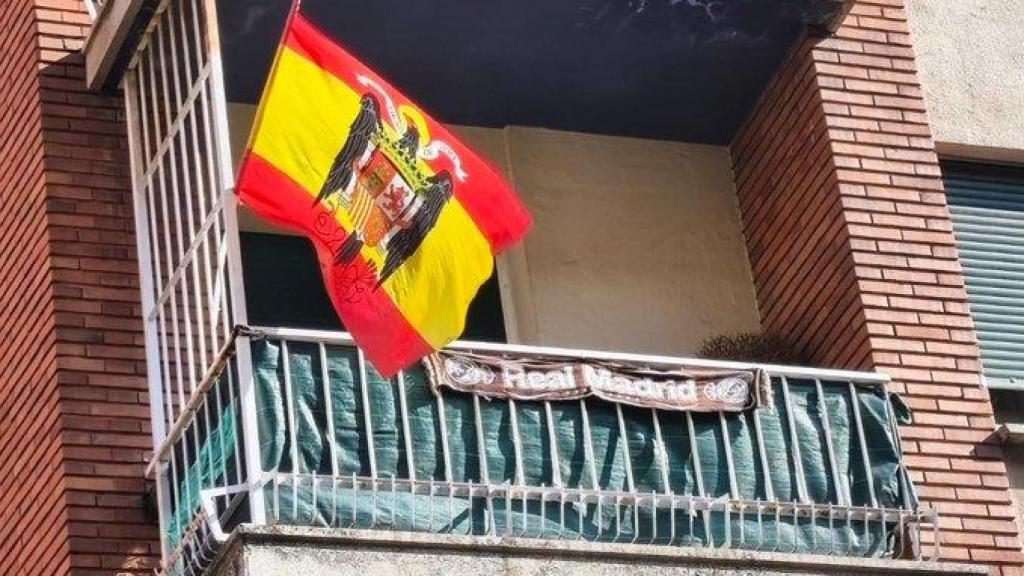 Una bandera franquista frente a la Audiencia de Zamora desata una tormenta en redes