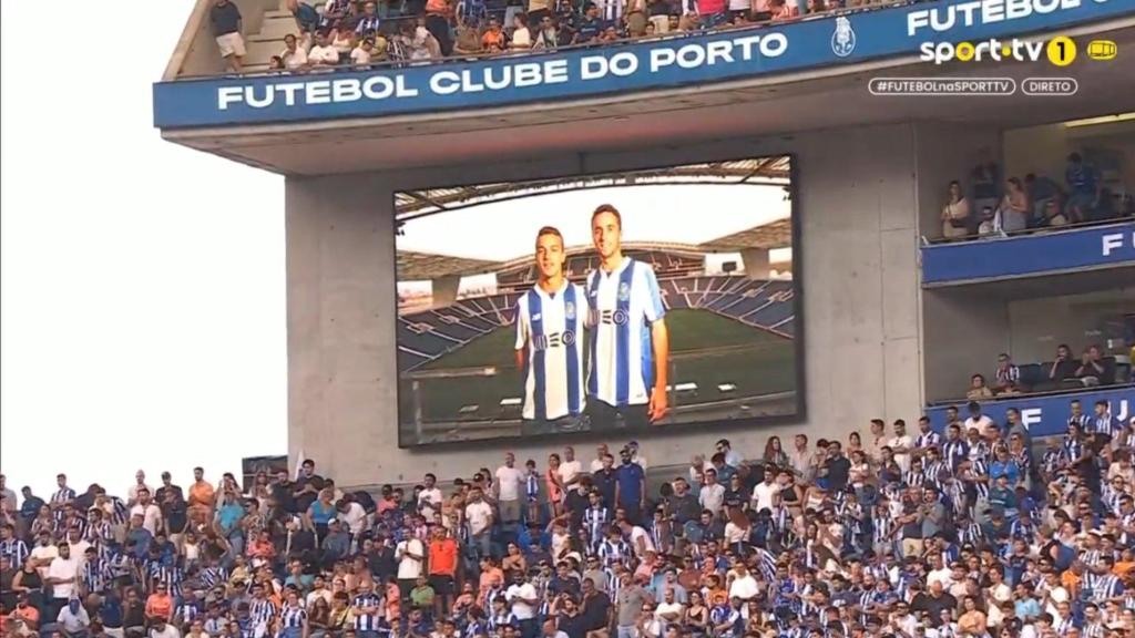 Imagen del marcador del estadio del Oporto durante el homenaje de este domingo.