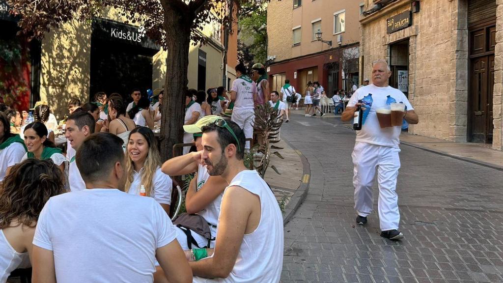 Un bar de Huesca, durante los almuerzos del día 9 de agosto. En imágenes de archivo.