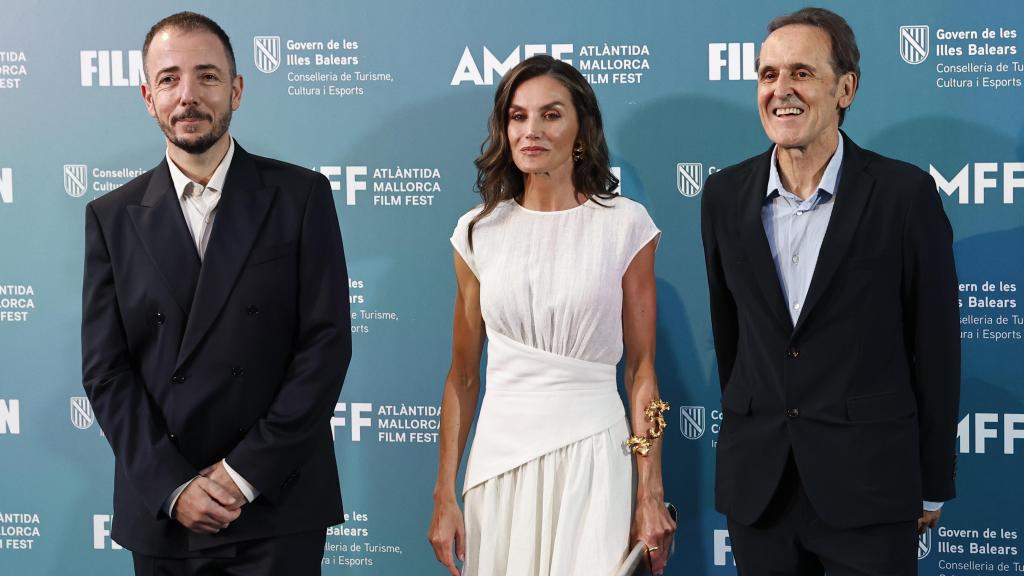 La Reina junto al director del Atlántida Mallorca Film Festival, Jaume Ripoll; y el compositor Alberto Iglesias, a su llegada a la gala de clausura del festival cinematográfico.