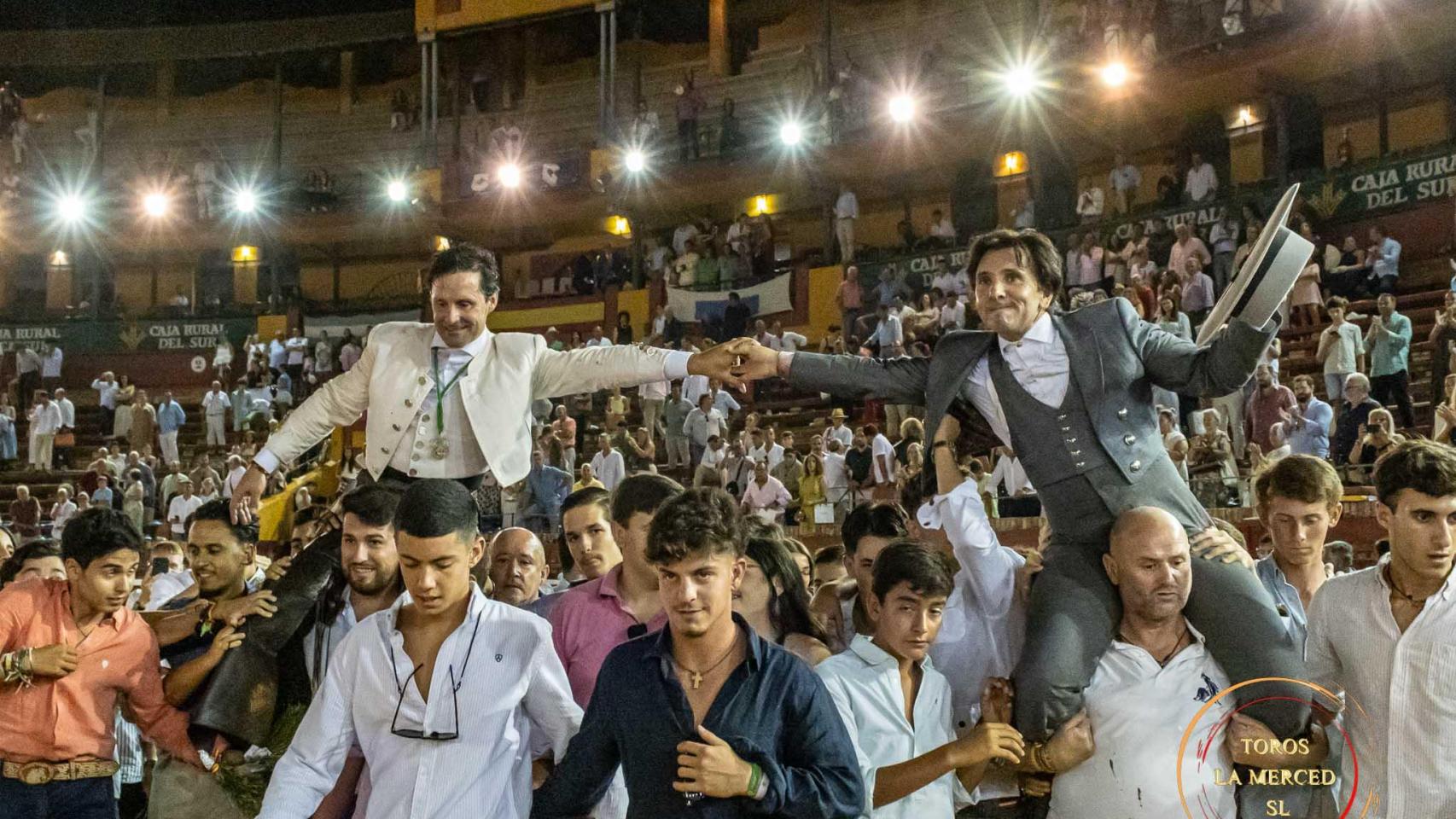 Los rejoneadores Andrés Romero y Diego Ventura salen a hombros en Huelva.