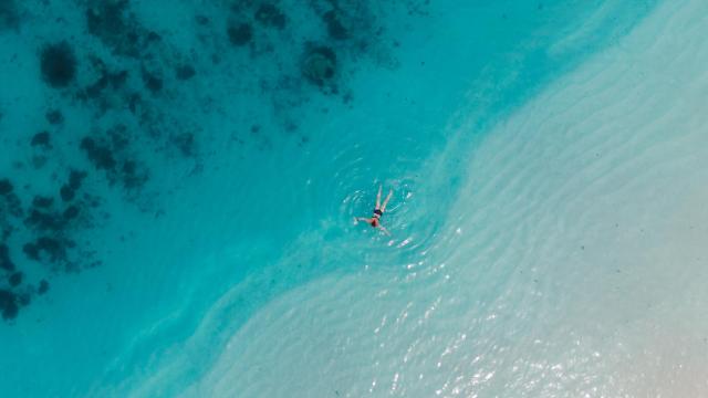 Una mujer bañándose en el Caribe.