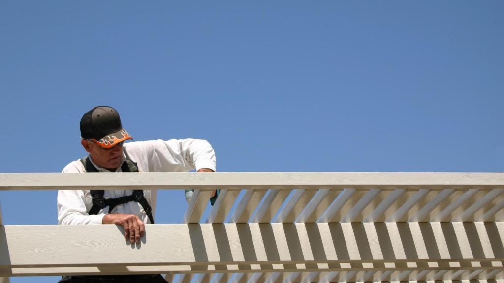 Hombre montando un toldo.