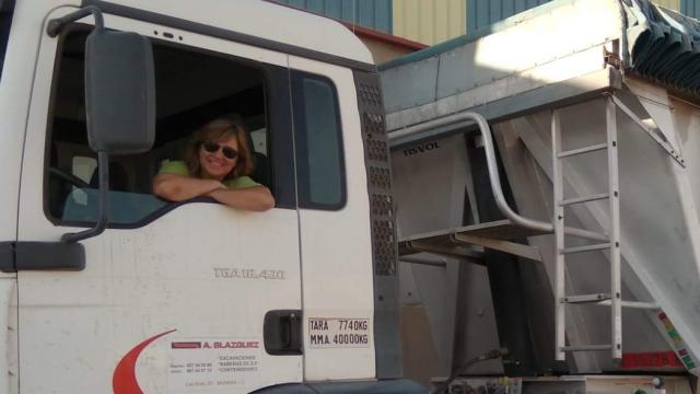 Ángeles Martínez, a bordo de su camión.