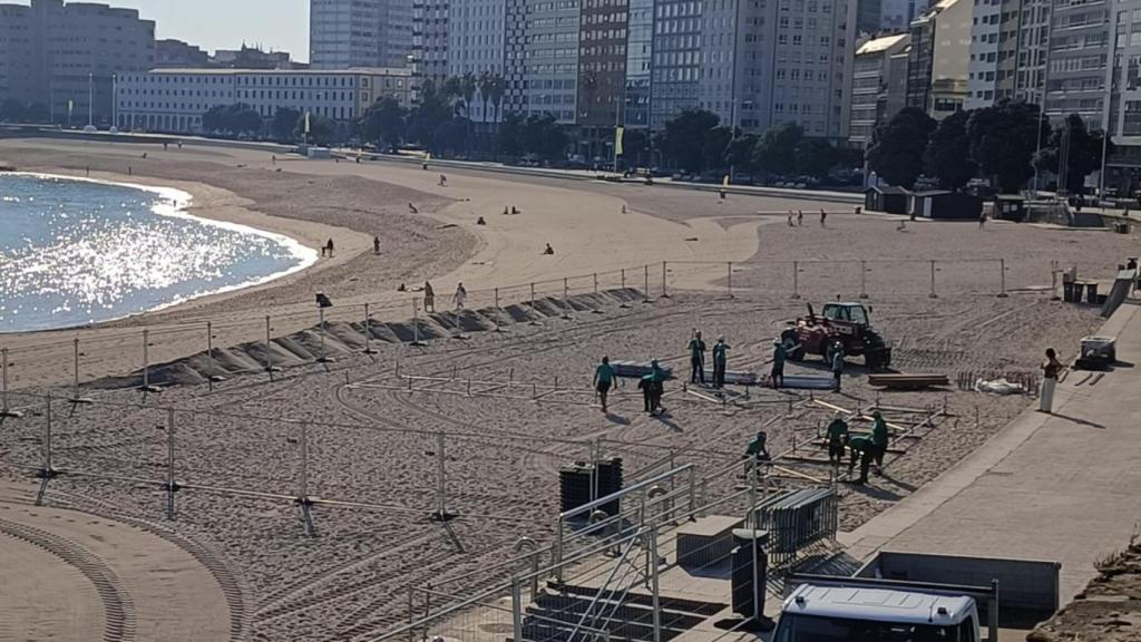 Comienza en la playa de Riazor, en A Coruña, el montaje del escenario para el Festival Noroeste