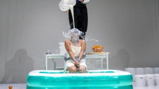 Un momento de 'This Work About the Orange', de la compañía Les Trois Plumes, en la función del sábado en los Veranos de la Villa de Madrid. Foto: © Sara Cort, Eleventh Floor © Madrid Destino