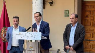 El alcalde de Valdestillas, Alberto Sanz, el presidente de la Diputación de Valladolid, Conrado Íscar y el presidente de la Delegación Territorial de Fútbol de Valladolid, Manuel Heredia, presentan el torneo de fútbol de la Diputación de Valladolid