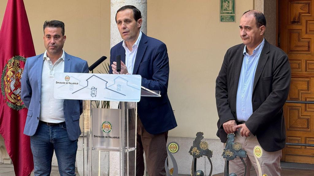 El alcalde de Valdestillas, Alberto Sanz, el presidente de la Diputación de Valladolid, Conrado Íscar y el presidente de la Delegación Territorial de Fútbol de Valladolid, Manuel Heredia, presentan el torneo de fútbol de la Diputación de Valladolid