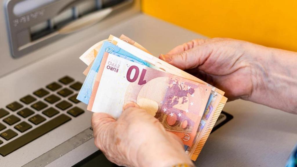 Los bancos adelantan el pago de las pensiones.