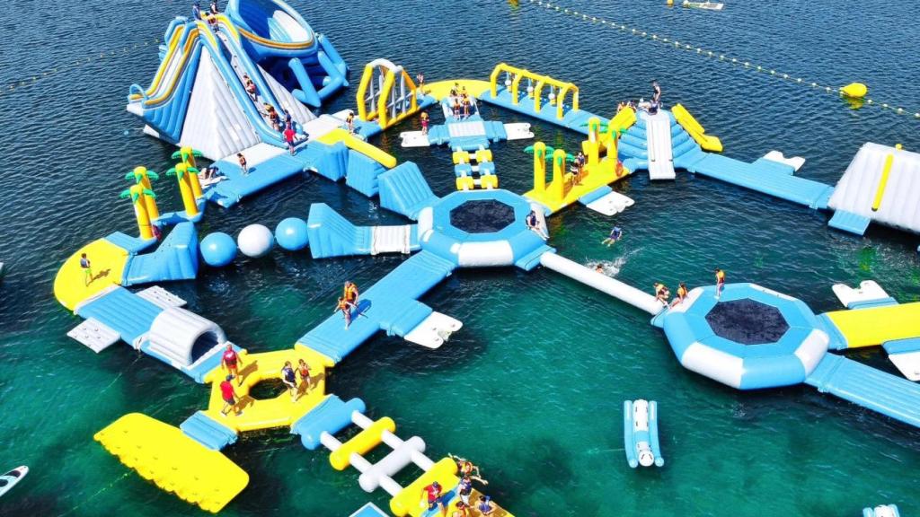 El mayor parque acuático flotante de España está en las Rías Baixas