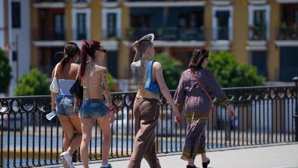 Imagen de turistas en Sevilla.