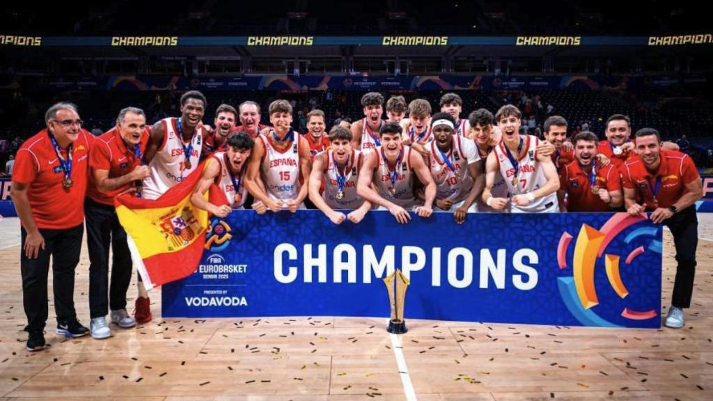 La Selección celebra el triunfo en el Eurobasket Sub18