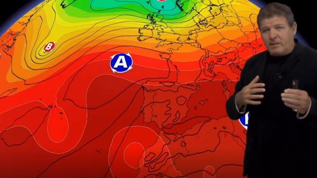 Mario Picazo dando la previsión meteorológica ante una ola de calor.