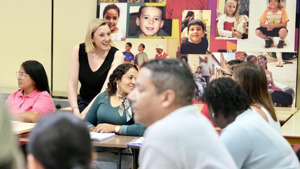 La vicepresidenta de la Junta y consejera de Familia e Igualdad de Oportunidades, Isabel Blanco, visita a los participantes de un itinerario prelaboral en el sector del comercio para personas en riesgo o exclusión social.