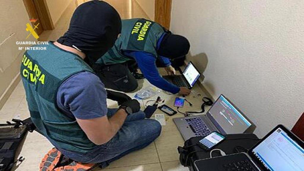 Agentes de la Guardia Civil durante la operación