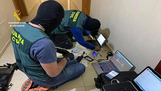 Agentes de la Guardia Civil durante la operación