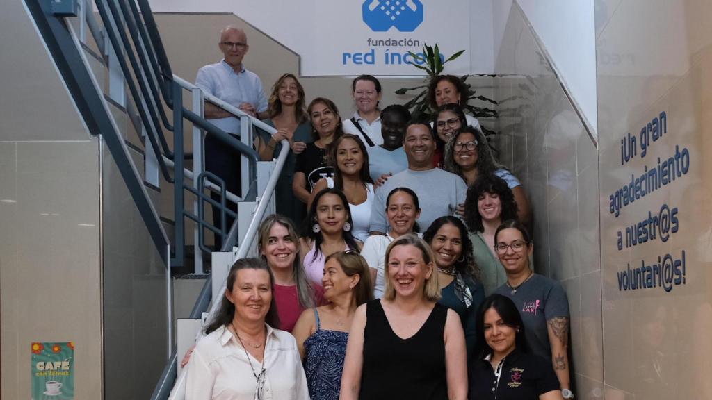 Maru González (abajo a la izquierda), coordinadora de Red Íncola, junto a la vicepresidenta Isabel Blanco, y a componentes de Red Íncola