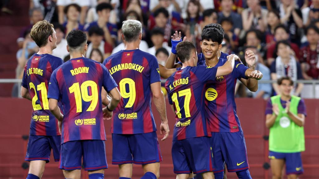 Los jugadores del Barça celebran con Dro Fernández su gol ante el Vissel Kobe