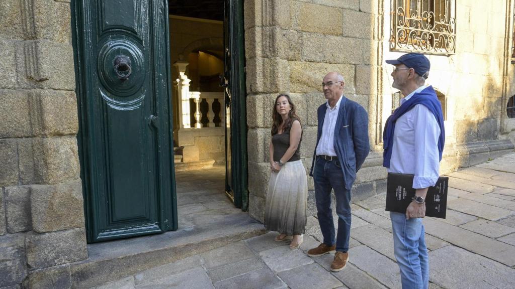 La alcaldesa, Inés Rey, el portavoz del BNG, Francisco Jorquera y un miembro del Instituto CORNIDE, Alfredo Vigo Trasancos, a las puertas de la Casa Cornide.