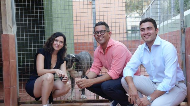 Ayuso junto al alcalde Ibiza, Rafael Triguero y el concejal de Bienestar  Animal, Manuel Jiménez.