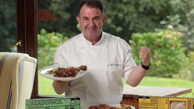 El chef Martín Berasategui con el cordero de Moralejo Selección