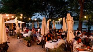La terraza junto al lago de Casa de Campo para las noches de verano en Madrid