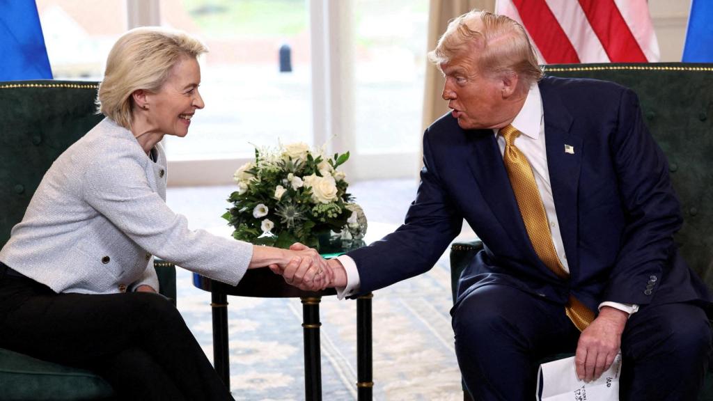 El presidente de Estados Unidos, Donald Trump , estrecha la mano de la presidenta de la Comisión Europea, Ursula von der Leyen , tras el anuncio de un acuerdo comercial entre Estados Unidos y la UE.