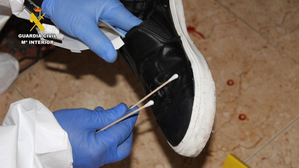 La Guardia Civil recopila pruebas en la escena del crimen.