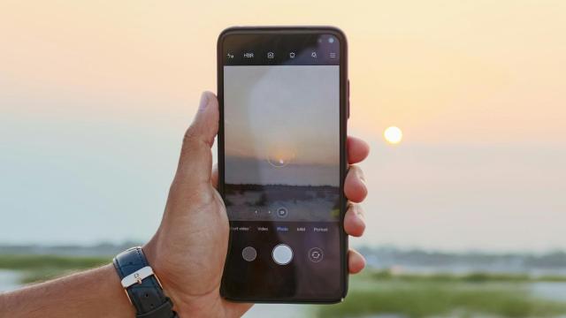 Un móvil fotografiando el sol