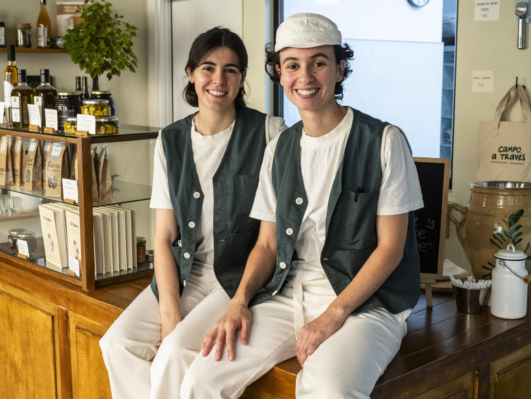 Mariluz y Paula en su heladería de San Lorenzo de El Escorial (Madrid).