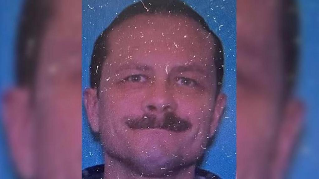 Michael Paul Brown, de 45 años, es buscado por las autoridades.