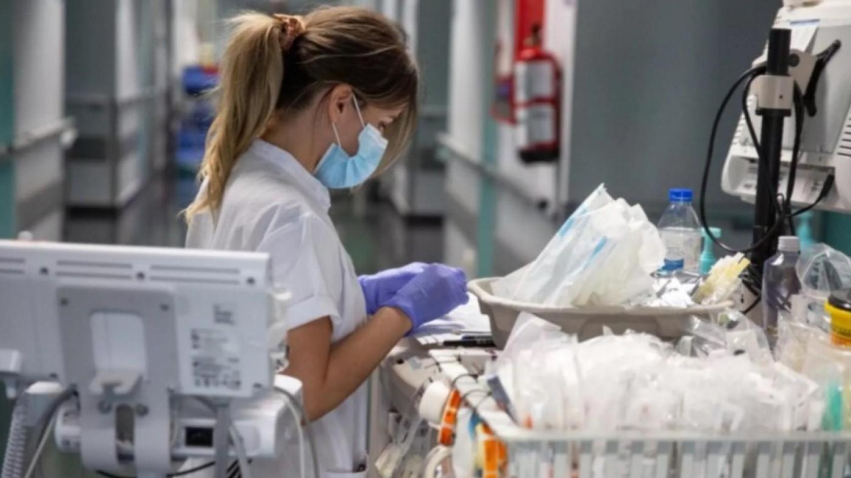 Enfermera en una planta de hospitalización.
