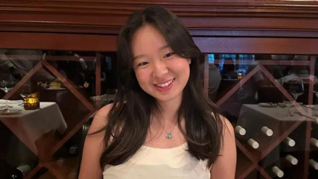 Yeonsoo Go, de 20 años, se graduó en Scarsdale High School, que está ubicada en Westchester, Nueva York.