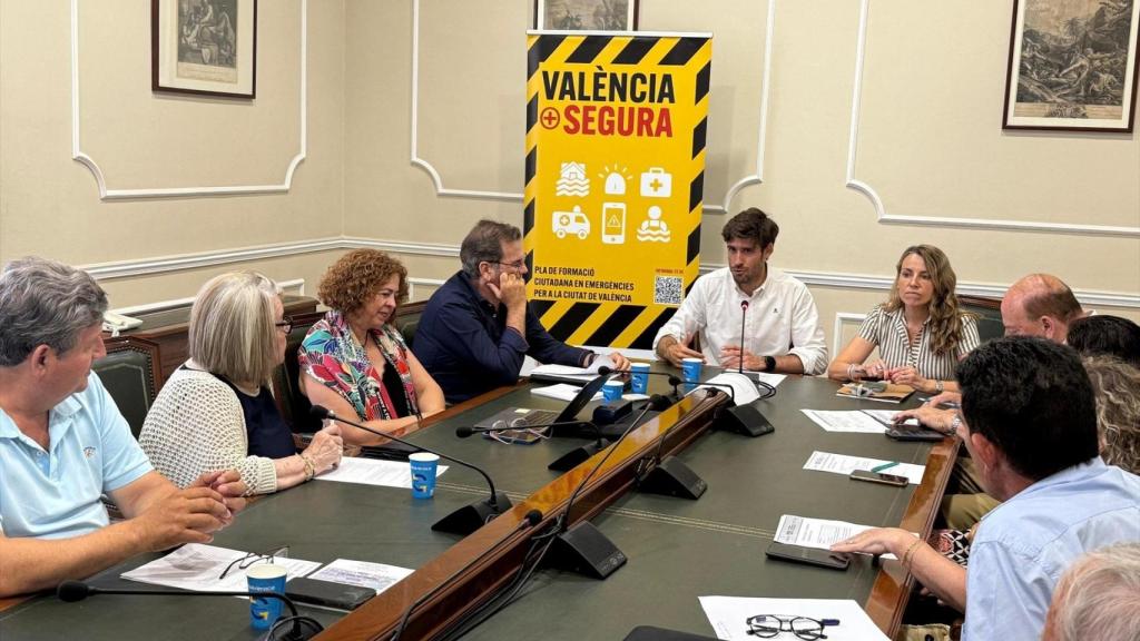 El concejal de Protección Civil, Juan Carlos Caballero, reunido con los alcaldes pedáneos. EE