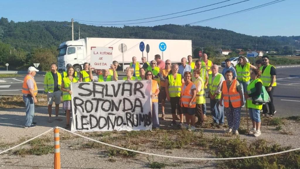 Manifestación de vecinos este lunes junto a la rotonda de Ledoño para pedir que se mantenga.