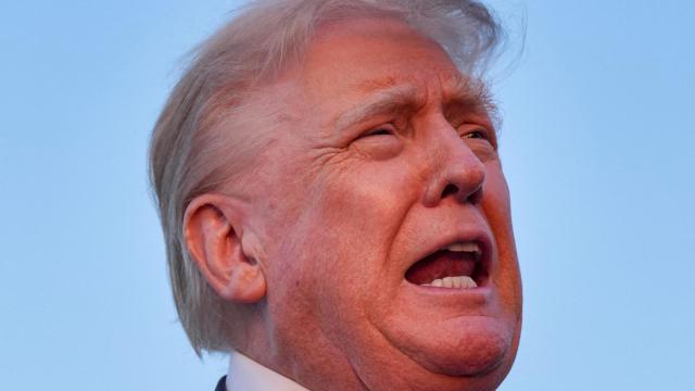 El presidente Donald Trump habla con la prensa antes de abordar el Air Force One en el Aeropuerto Internacional de Lehigh Valley en Allentown, Pensilvania.