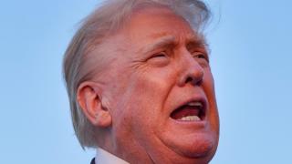 El presidente Donald Trump habla con la prensa antes de abordar el Air Force One en el Aeropuerto Internacional de Lehigh Valley en Allentown, Pensilvania.