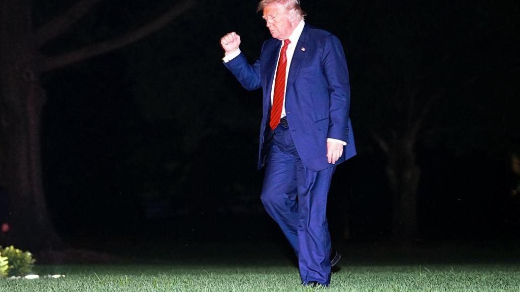 El presidente Donald Trump llega a la Casa Blanca en Washington.