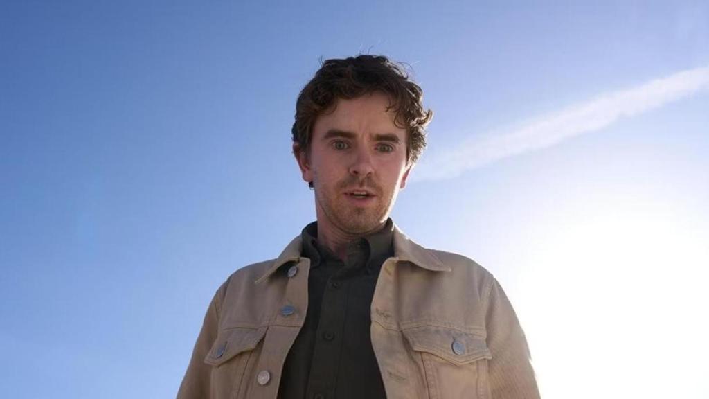 Freddie Highmore en una escena de la miniserie 'Asesina a sueldo'.