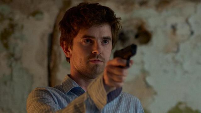 Freddie Highmore en una escena de la miniserie 'Asesina a sueldo'.