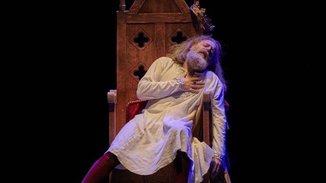 El actor Jesús Lozano en un momento de la obra 'Alfonso X, la última cantiga', que protagoniza y dirige. Foto: Luis Carrasco/Festival de Alcántara