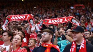 La afición del Liverpool guarda un respetuoso minuto de silencio en memoria de Diogo Jota.