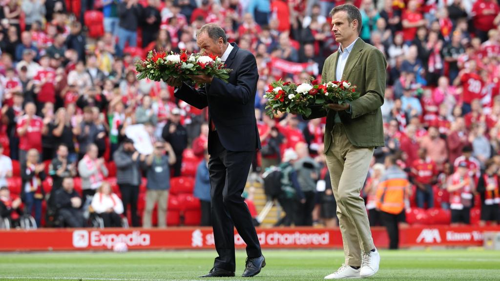 Phil Thomson y Jon Uriarte con dos coronas de flores.