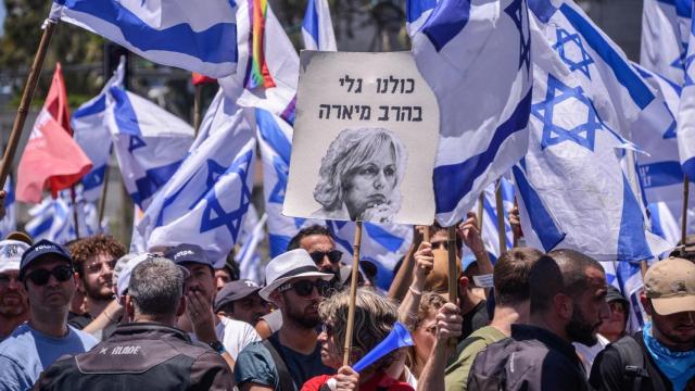 Los manifestantes sostienen banderas israelíes y un cartel que dice Todos somos Gali Baharav-Miara (Fiscal General de Israel) durante una manifestación contra la reforma judicial.