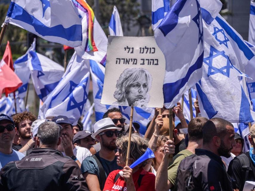Los manifestantes sostienen banderas israelíes y un cartel que dice Todos somos Gali Baharav-Miara (Fiscal General de Israel) durante una manifestación contra la reforma judicial.