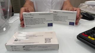 Una farmacéutica del Centro de Zaragoza, con los test de covid que se venden en la actualidad.