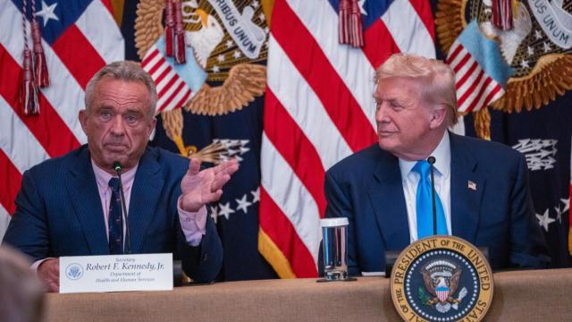 Robert F. Kennedy Jr., secretario de salud de Estados Unidos, y Donald Trump, presidente de Estados Unidos.